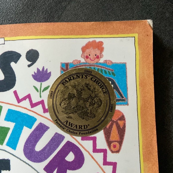 2/$15 Art project books.🏅One is a 1993 Parents’ Choice Award Winner.📚❤️🎨 - Picture 2 of 16